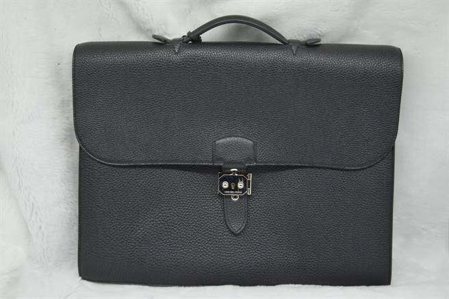 im.B案行政执行署28日首拍卖主嫌及女友9件爱马仕包、LV古董箱 。（台北分署提供）