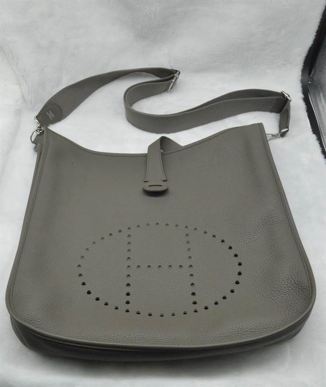 im.B案行政执行署28日首拍卖主嫌及女友9件爱马仕包、LV古董箱 。（台北分署提供）