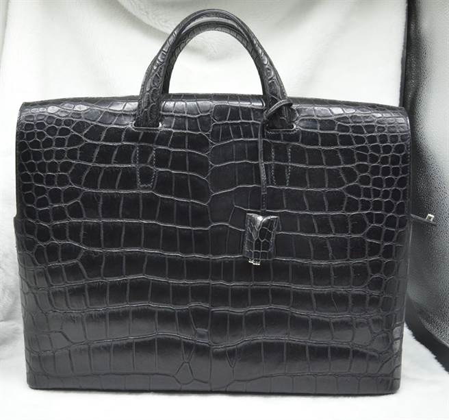 im.B案行政执行署28日首拍卖主嫌及女友9件爱马仕包、LV古董箱 。（台北分署提供）