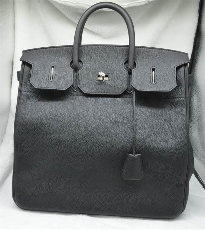 im.B案行政执行署28日首拍卖主嫌及女友9件爱马仕包、LV古董箱 。（台北分署提供）