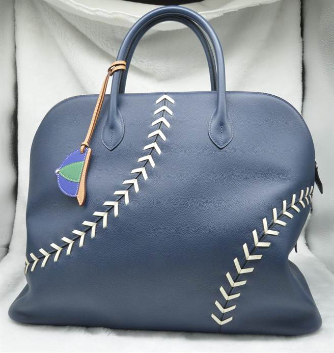 im.B案行政执行署28日首拍卖主嫌及女友9件爱马仕包、LV古董箱 。（台北分署提供）