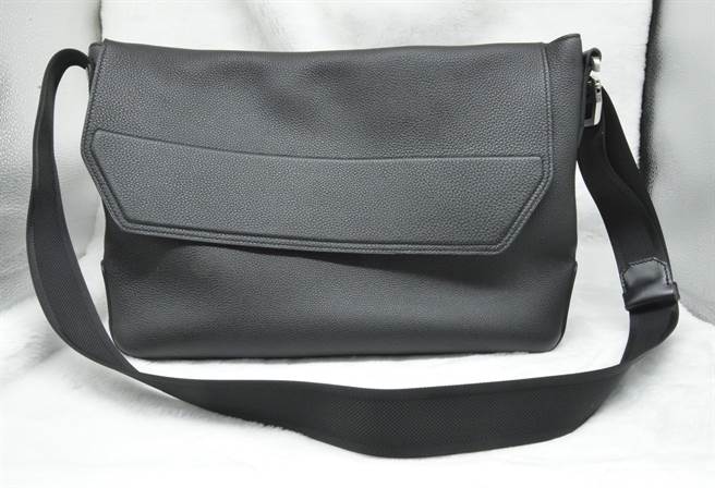 im.B案行政执行署28日首拍卖主嫌及女友9件爱马仕包、LV古董箱 。（台北分署提供）