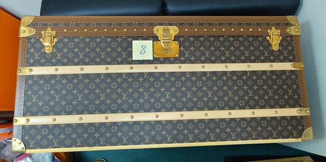 im.B案行政执行署28日首拍卖主嫌及女友9件爱马仕包、LV古董箱 。（台北分署提供）