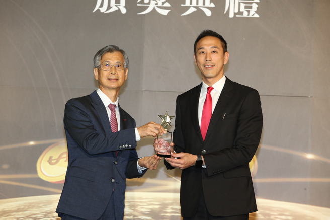 台新銀行數位金融處資深副總黃天麟(右) 獲頒《智能理財獎》