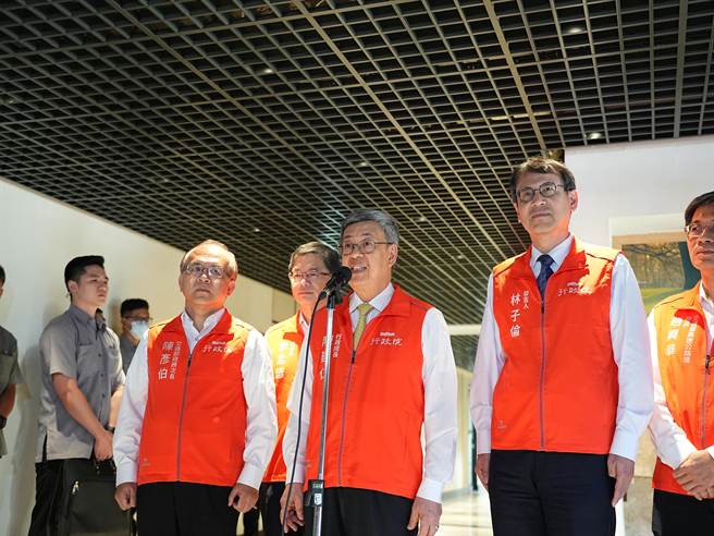 行政院长陈建仁今(21)日受访时表示，新北市光是捷运万大线、三莺线、安坑轻轨以及新店智慧园区等建设，中央陆续补助核定300多亿元。(黄敬文摄)