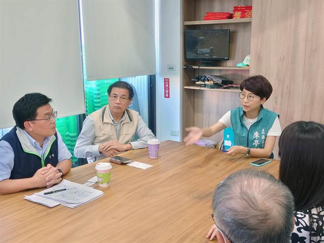 立委陈亭妃邀集市府经济发展局长林荣川、台电公司副总经理陈铭树、台南区营业处副处长廖学智、嘉南供电区营运处副处长蓝宏智等人，商讨如何根本解决新吉工业区的供电问题。（陈亭妃提供／洪荣志台南传真）