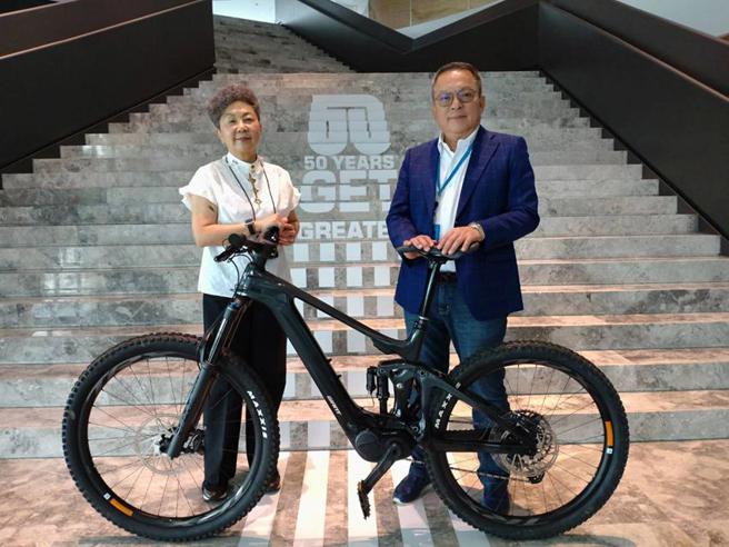 （巨大集团董事长杜綉珍与执行长刘涌昌（右）21日表示，巨大的最谷底已经过了！图／曾丽芳）