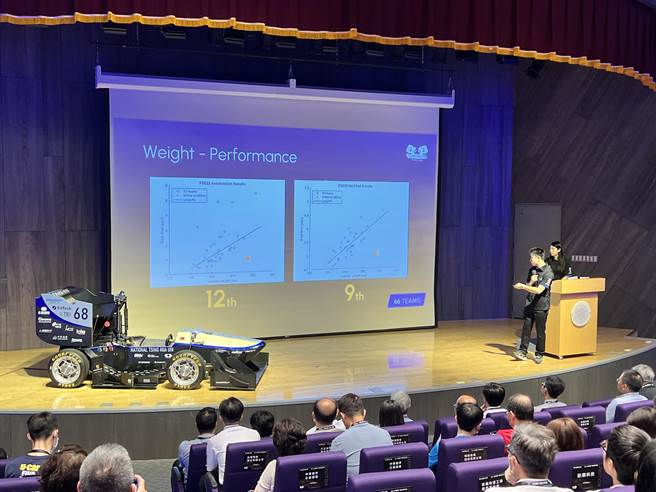 清大赛车工厂队长白泓均介绍全台第1辆无人驾驶电动赛车。（王惠慧摄）