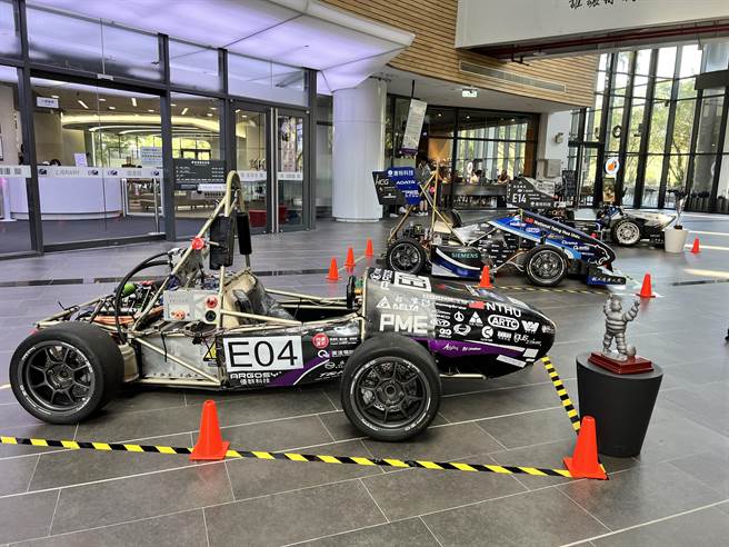 会场外也展示歷代汽油及电动赛车。（王惠慧摄）