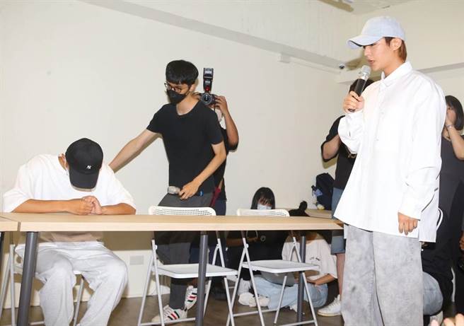 藝人炎亞綸(右)現身記者會，向耀樂(左)道歉。（粘耿豪攝）