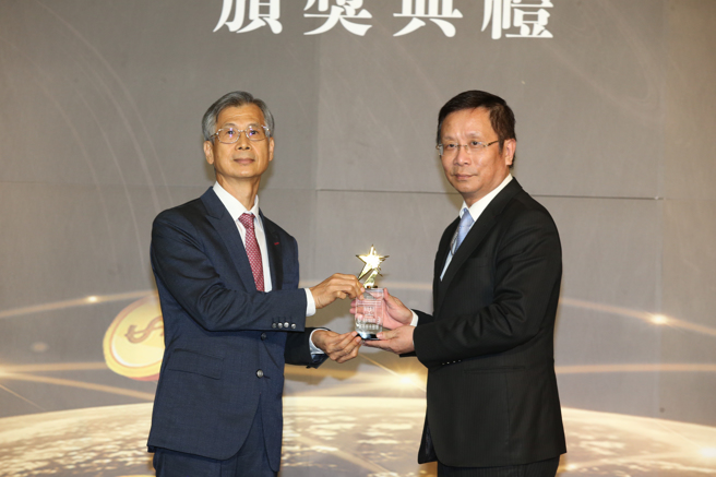 國票證券數位科技部副總經理詹偉宏(右) 獲頒《智能理財獎》