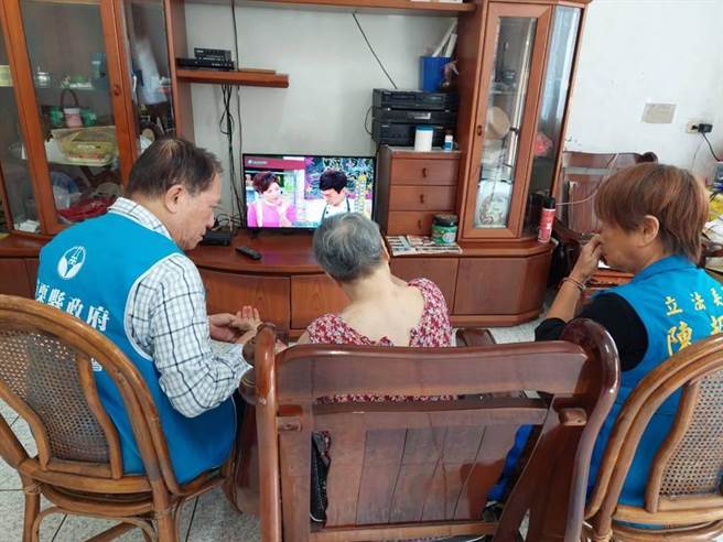 徐千刚董事长及三义乡林瑞樱村长(右)陪同彭奶奶一起观看新电视。。（大千医院提供／李京升苗栗传真）