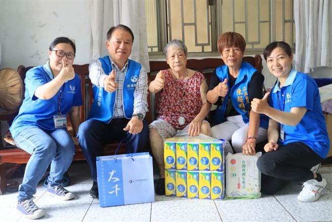 大千基金会团队带着生活补给品和三义乡林瑞樱村长(右二)共同探视彭奶奶。（大千医院提供／李京升苗栗传真）