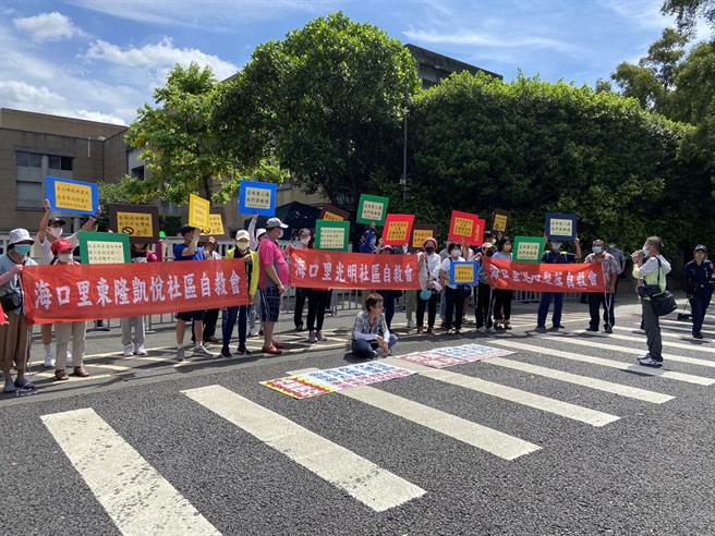 交通部民航局27日将办理桃园田寮过田聚落、光明社区、崁下地区、东隆凯悦及君品社区等4处住宅区纳入航空城区段徵收公展前座谈会，支持与反对2派人马今赴政院前陈情。（民眾提供／蔡明亘桃园传真）