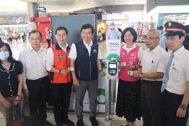 交通部長王國材今前往鶯歌、樹林火車站視察「TPASS行政院通勤月票」上線前準備狀況，並查看7月1日上市的社福卡相關設備。台鐵局表示，目前對通勤月票的各項準備進度均已超前。（蔡雯如攝）