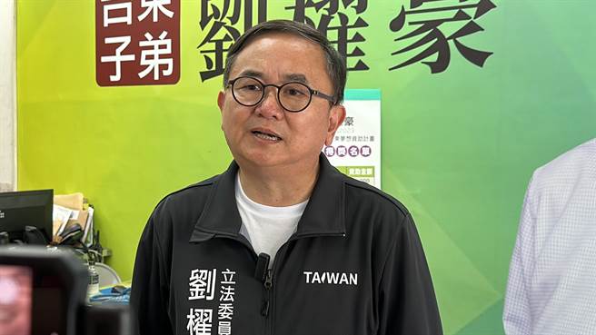 民进党立法委员参选人赖坤成今天率领多位民代一展团结决心，而日前表态「不排除参选」的现任立委刘棹豪并未出席这场记者会。（蔡旻妤摄）