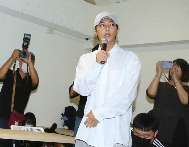 炎亞綸涉偷拍未成年性愛片，在耀樂記者會時現身道歉，快閃離開。（圖／粘耿豪攝）