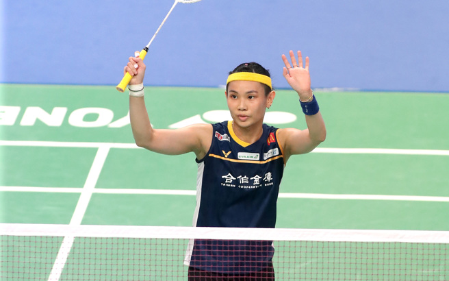 戴资颖挥手向球迷打招呼。（郑任南摄）