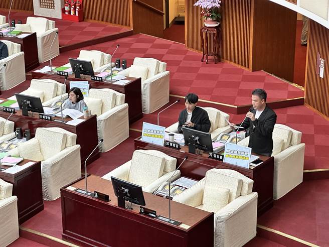 针对台北市副市长李四川下令局处人员不得参与民眾党团记者会，民眾党议员们21日群起抗议，并要求李四川道歉。（丁上程摄）