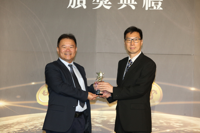 台湾人寿资安长詹中杰(右) 获颁《资讯安全奖》