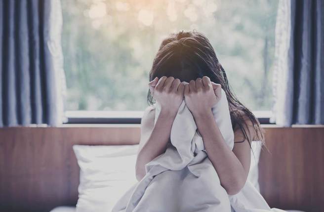 女子在网路爆料自己13岁时遭到高雄某补教老师性骚、性侵常达3年，目前该师还在高雄前镇、凤山区教书。高雄市教育局表示，第一时间已报请高雄地检署侦办，若属于将解聘、雇，并终身不得录用。（示意图／Shutterstock）