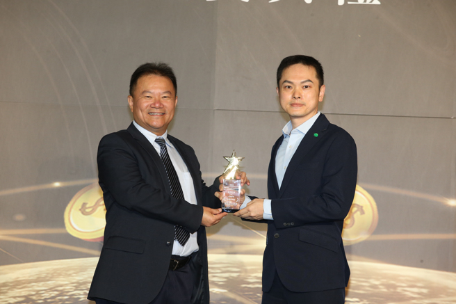 國泰證券副總陳志成副總(右) 獲頒《資訊安全獎》
