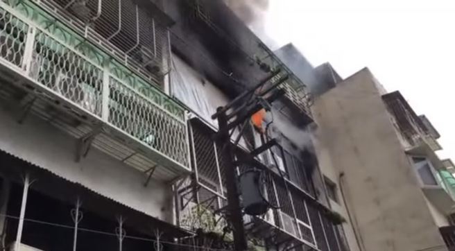 北市士林區1處4樓民宅發生火警，所幸無造成人員傷亡。（警方提供）