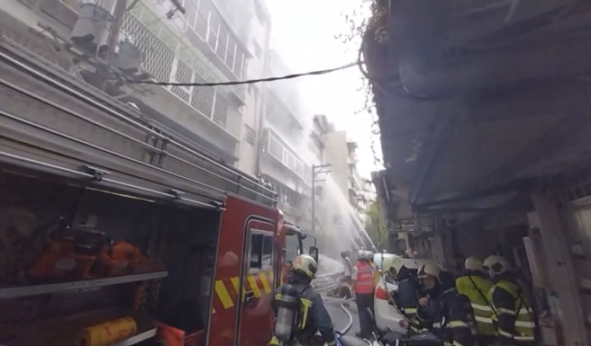 北市士林區1處4樓民宅發生火警，所幸無造成人員傷亡。（警方提供）