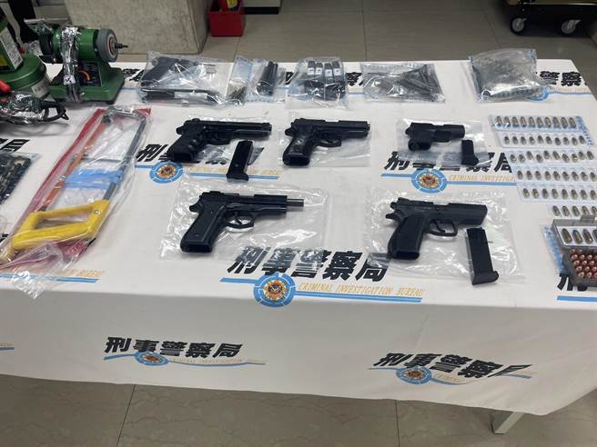 警方將朱嫌逮捕到案，查扣改造手槍5枝、子彈110顆、火藥、槍械零組件、銑床、鑽床、砂輪機、研磨機、鑽孔機、切割器具等贓證物。(翻攝照片／林郁平台北傳真）