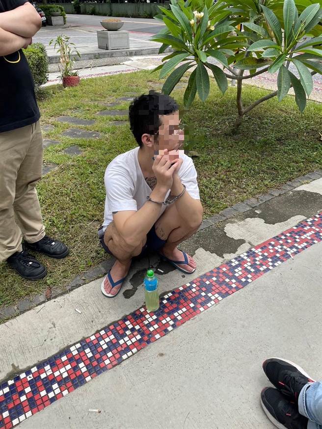 警方將朱嫌逮捕到案，查扣改造手槍5枝、子彈110顆、火藥、槍械零組件、銑床、鑽床、砂輪機、研磨機、鑽孔機、切割器具等贓證物。(翻攝照片／林郁平台北傳真）