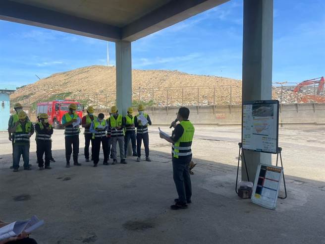 今日演练除一般消防救灾的灭火流程、水源运用外，特别加强清洁队和消防队间横向沟通。（翻摄照片／蔡明亘桃园传真）