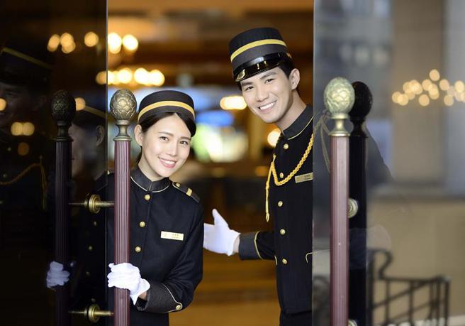 高雄汉来饭店门僮笑脸迎宾活动。（图／汉来大饭店提供）