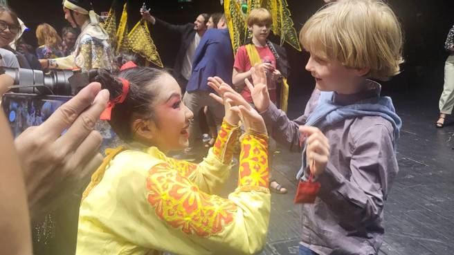 紙風車劇團赴布達佩斯演出《哪吒鬧龍宮》，於當地時間20日晚間首演完畢，劇中守護小朋友的神祉角色孩子仙哪吒，也受到熱烈歡迎，許多小朋友前來和她擁抱致意。（李欣恬攝）