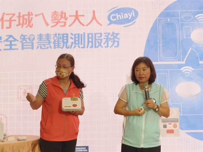 嘉義市政府衛生局長廖育瑋示範另一套「無線通報主機」緊急救援系統用法。（廖素慧攝）