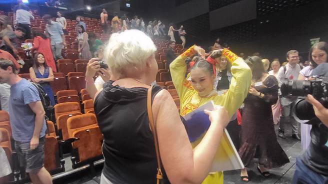 紙風車劇團赴布達佩斯演出《哪吒鬧龍宮》，於當地時間20日晚間首演完畢，劇中守護小朋友的神祉角色孩子仙哪吒，也受到熱烈歡迎，許多小朋友前來和她擁抱致意。（李欣恬攝）