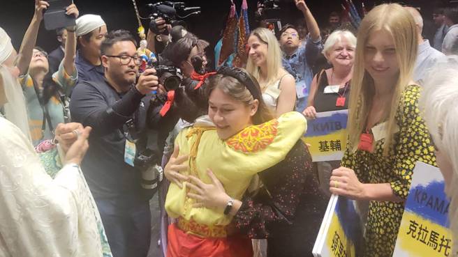 紙風車劇團赴布達佩斯演出《哪吒鬧龍宮》，於當地時間20日晚間首演完畢，劇中守護小朋友的神祉角色孩子仙哪吒，也受到熱烈歡迎，許多小朋友前來和她擁抱致意。（李欣恬攝）