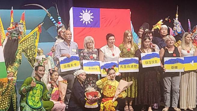 紙風車劇團赴布達佩斯演出《哪吒鬧龍宮》，於當地時間20日晚間首演完畢，劇中守護小朋友的神祉角色孩子仙哪吒，也受到熱烈歡迎，許多小朋友前來和她擁抱致意。（李欣恬攝）