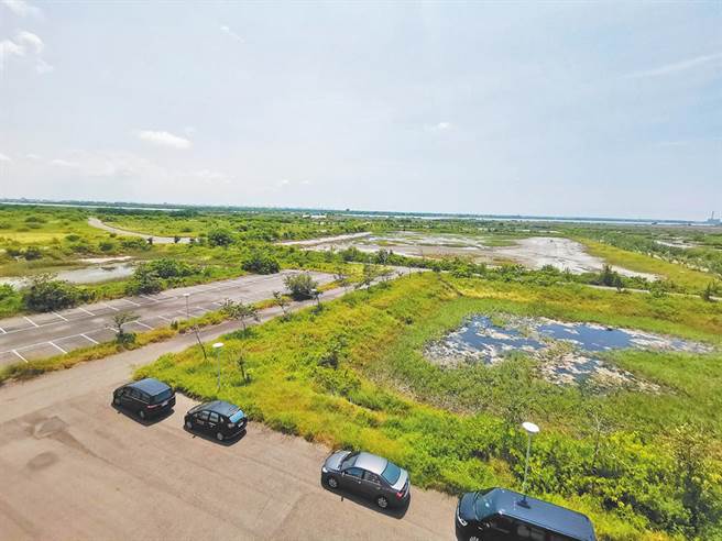 原台南大学七股校区基地，东校区将以智慧水产养殖为主、假日市集为辅，并保留绿地公园供民眾休憩使用；西校区则维持形貌，以生态保育为主。（本报资料照片）