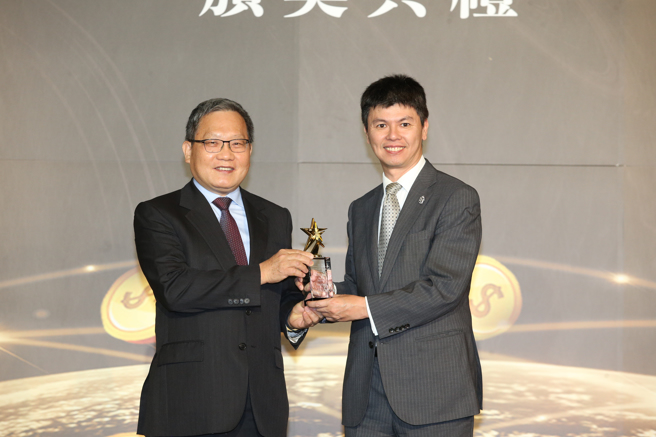 台湾人寿客服三部协理赖其焕(右) 获颁《乐龄友善奖》