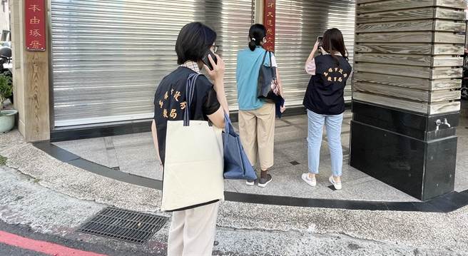 高市教育局接获社会局通报后先将该补习班暂停营业，而21日补习班也停止授课，铁门深锁。（杨舒婷摄）