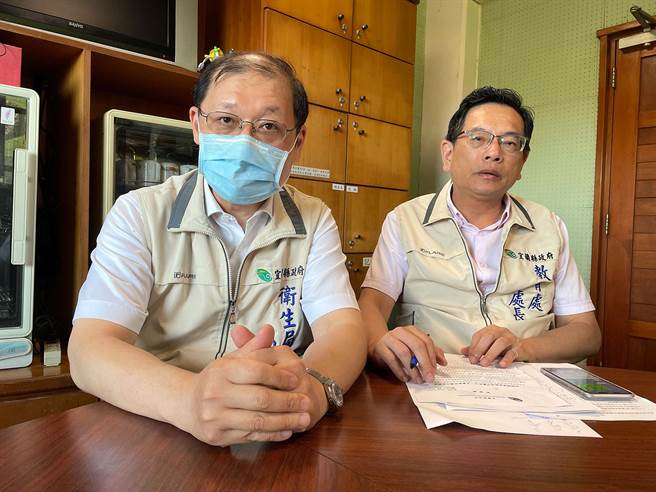 宜兰县卫生局长徐迺维（左）、教育处长简信斌21日说明县府对喂药案后续处置与因应作为。（李忠一摄）