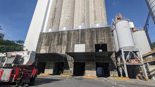 警消獲報後到場搶救。（翻攝照片／高雄洪靖宜傳真）