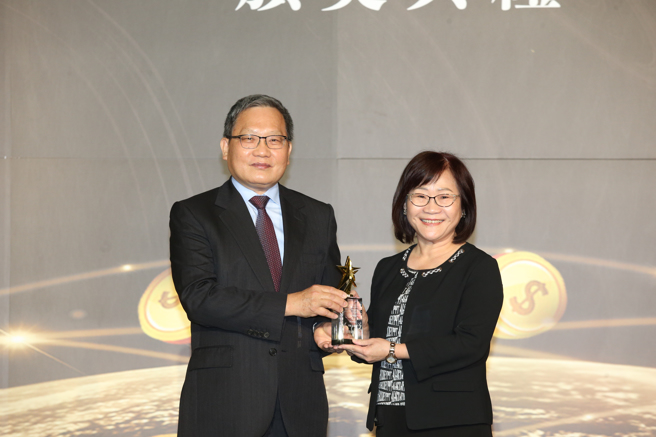 国票证券经纪事业群副总经理黄秋香(右) 获颁《乐龄友善奖》