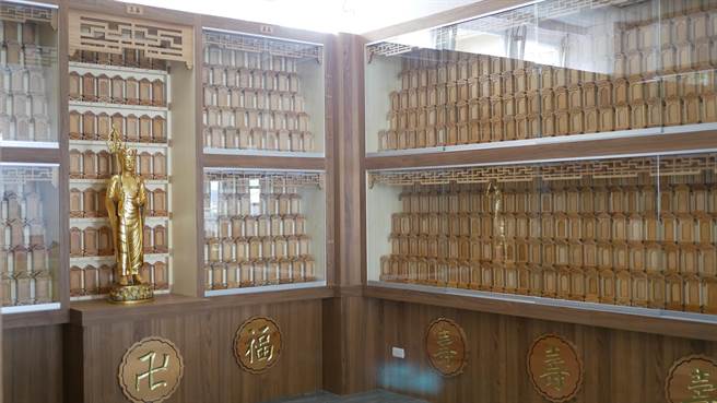 头份市生命纪念馆新设神主牌位开始接受申请预约选位。（谢明俊摄）