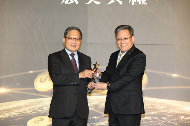 新光銀行總經理李正國(右) 獲頒《樂齡友善獎》