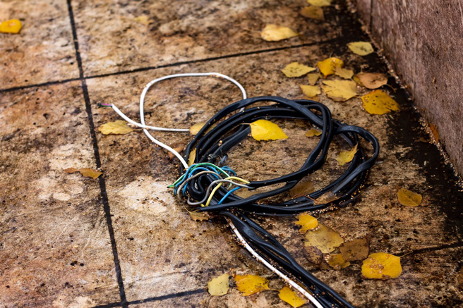 泰國一名女子因為尿急隨地便溺，疑似在過程中意外觸電，不幸身亡。(示意圖/達志影像)