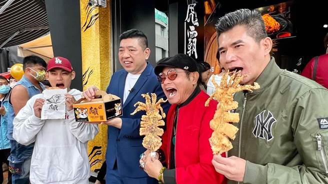 去年底NONO「重操」鸡排副业在高雄裕诚商圈开设「虎霸」鸡排。（柯宗纬摄）