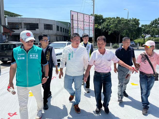 大甲日南夜市預定地點鄰近幼獅工業區，市議員施志昌21日前往會勘。（陳淑娥攝）