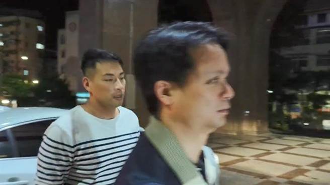 民进党立委参选人张秉钧（图左）涉嫌诈领助理费，21日下午基隆地院进行长达4.5小时的马拉松式羁押庭，张秉钧及其父母都遭收押禁见。（张志康摄）