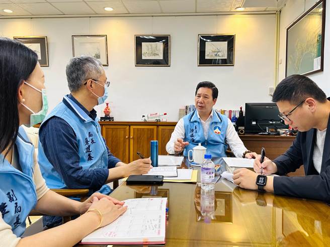 金门县长陈福海(右二)召开跨局处会议，要求卫生局、教育处等单位彻查县内医疗与教育园所有无不法情事。(图／金门县政府提供)